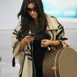 Kim Kardashian es captada con una simple camiseta “oversize”, pero todos se fijan en su costosa cartera de metal