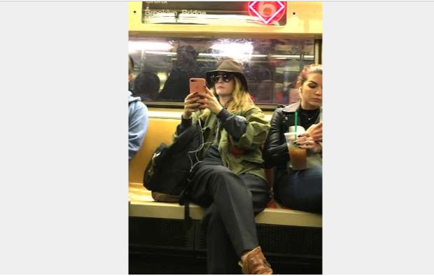 Drew Barrymore observa su teléfono celular