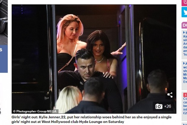 Kylie Jenner llega a un club nocturno, completando una semana polémica / Captura www.dailymail.co.uk