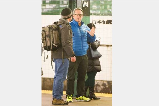 Matthew Broderick, esperando el metro y charlando con otro pasajero
