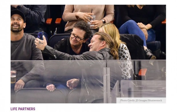 Aquí, Michael J. Fox accediendo con amabilidad al pedido de selfie de un fanático / Captura radaronline.com