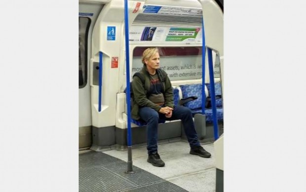 Viggo Mortensen, en el metro, cargando una mochila