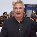 Alec Baldwin sorprende al pasear en camiseta pese al frío neoyorquino: Notable contraste con su esposa Hilaria