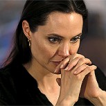 Esto es lo que hacía Angelina Jolie justo antes del comentado discurso de Brad Pitt al recibir el Globo de Oro