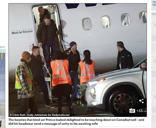 Harry, bajando del avión que lo trasladó a Canadá / Captura www.dailymail.co.uk