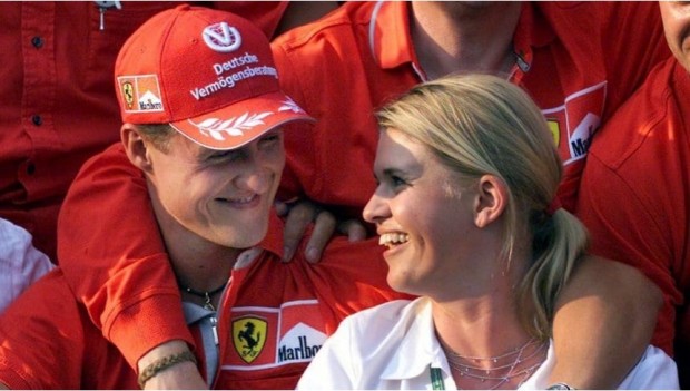 Michael Schumacher, sonriendo junto a su esposa Corinna / www.tycsports.com