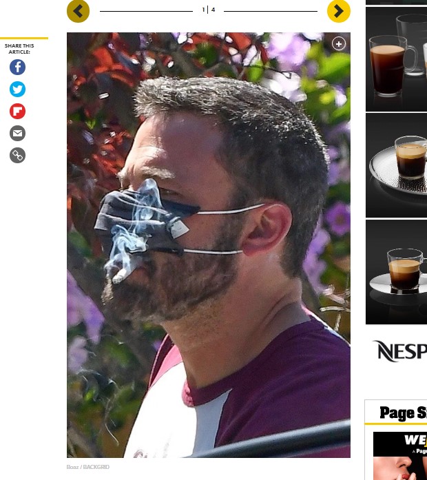 Ben Affleck, fumando con la mascarilla en su rostro / Captura pagesix.com