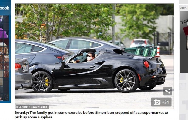 Simon Cowell fue captado a bordo de su automóvil, avaluado en casi 75 mil dólares / Captura www.dailymail.co.uk