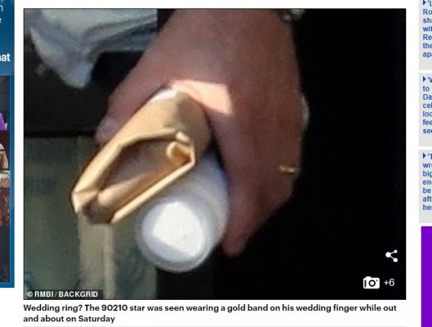 Un registro claro del actor con el anillo en su mano / Captura www.dailymail.co.uk