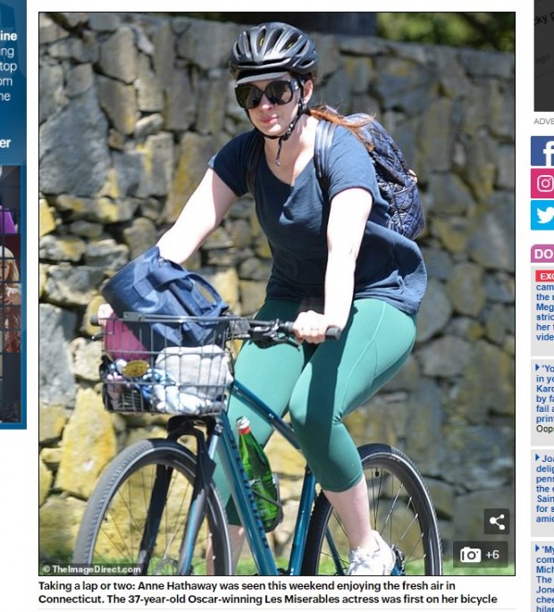 Anne Hathaway fue vista paseando en bicicleta tras meses de "esconderse" / Captura www.dailymail.co.uk