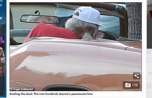 Aquí, la actriz y el rapero dándose un beso a bordo de un automóvil / Captura www.dailymail.co.uk