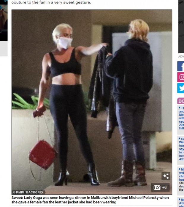 Lady Gaga le entrega su campera de cuero a una fanática / Captura www.dailymail.co.uk