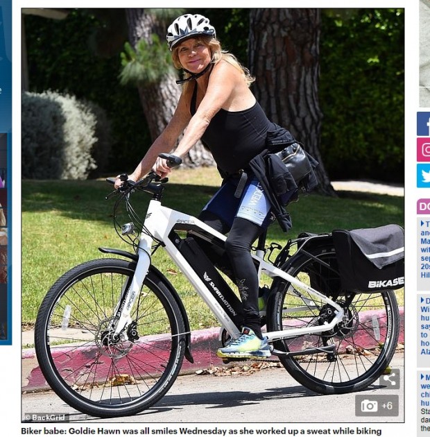 Goldie Hawn, captada paseando en bicicleta en Los Ángeles / Captura www.dailymail.co.uk