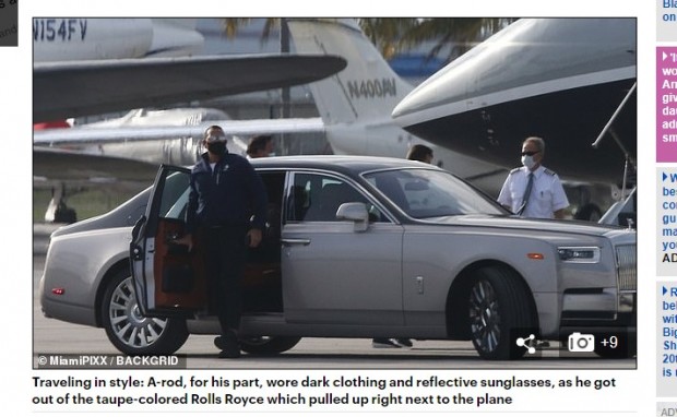 Alex Rodríguez también fue visto en el momento previo a subir a la aeronave / Captura www.dailymail.co.uk