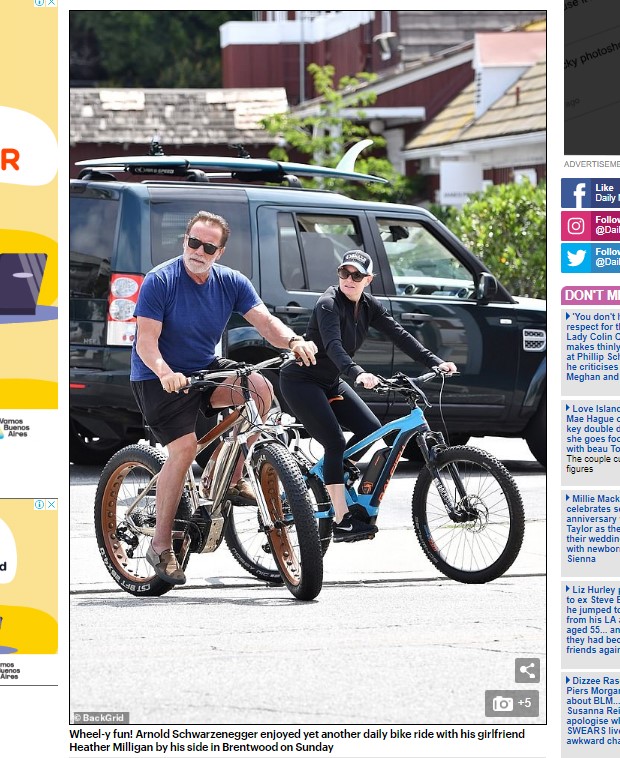 Arnold Schwarzenegger, paseando en bicicleta con su pareja 27 años menor / Captura www.dailymail.co.uk