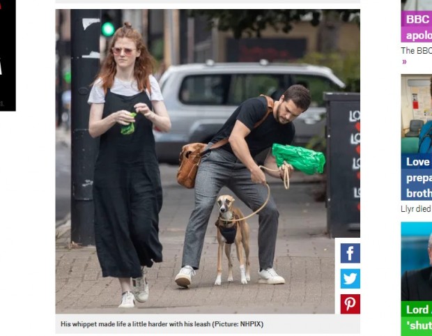 ¿En problemas? Harington parece estar luchando con su mascota, mientras Rose Leslie camina sin complejos / Captura metro.co.uk