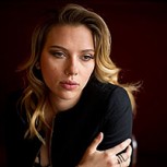 Scarlett Johansson detectada con un estilo sumamente casual comprando girasoles