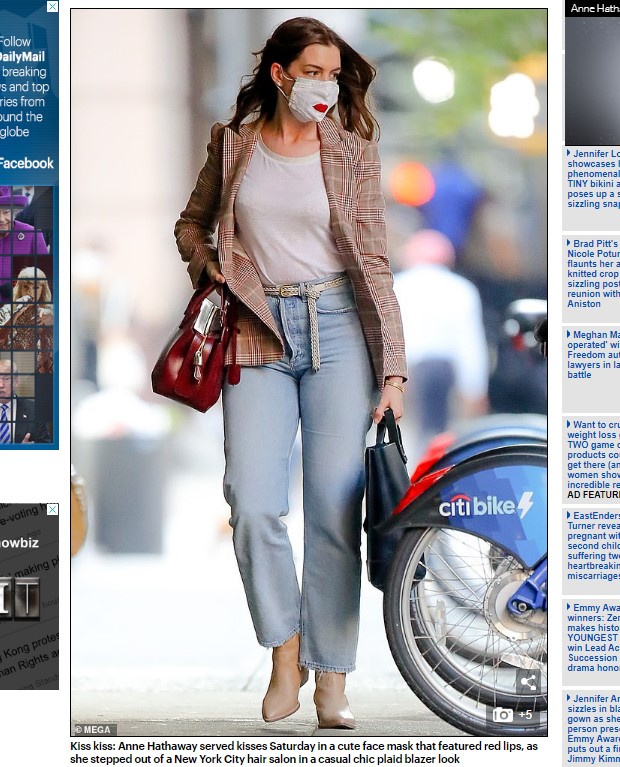 La artista sorprendió con su mascarilla, que tenía unos labios rojos impresos en el frente / Captura www.dailymail.co.uk