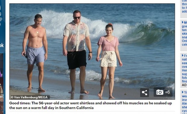El prestigioso actor caminó por la playa junto a unos conocidos y demostró lo bien que se mantiene / Captura www.dailymail.co.uk
