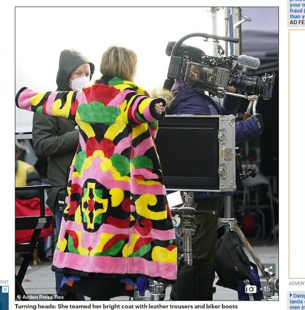 Heidi Klum "se robó" las miradas con el tapado multicolor / Captura www.dailymail.co.uk