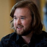 Haley Joel Osment, el niño de “Sexto Sentido”, fue captado rodando en el set de su nuevo proyecto