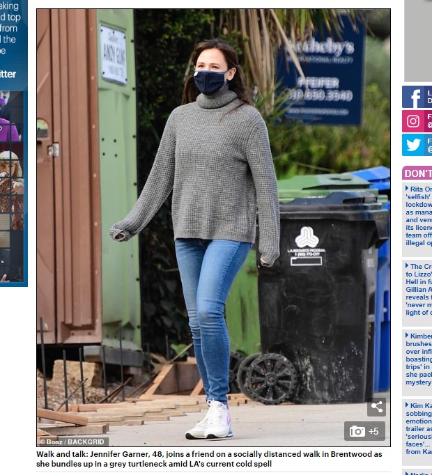 Jennifer Garner, captada paseando con tenida informal en la ciudad californiana de Brentwood / Captura www.dailymail.co.uk