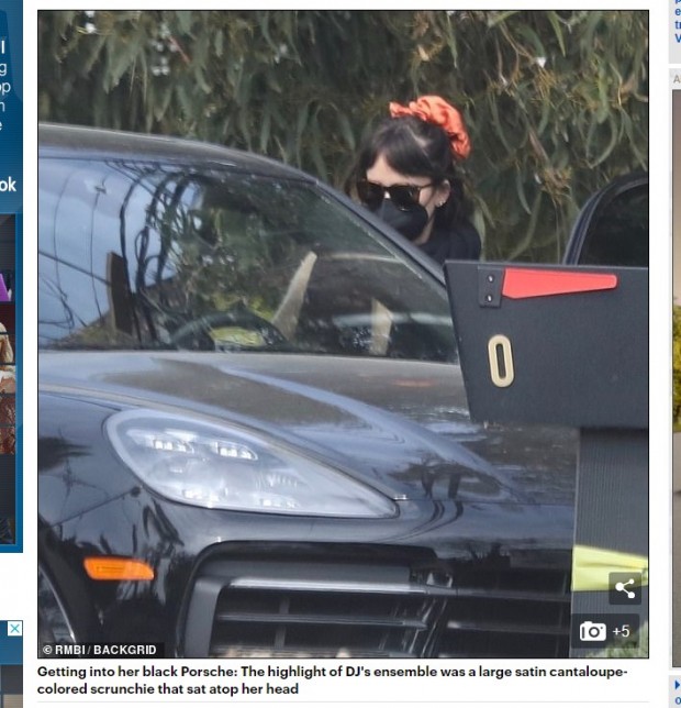 La actriz fue fotografiada cuando estaba por subirse a su automóvil Porsche / Captura www.dailymail.co.uk