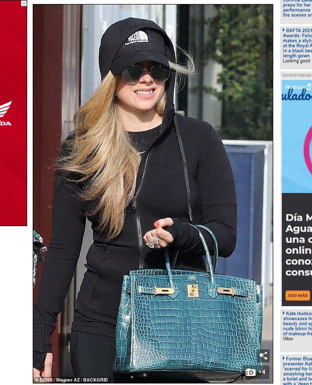 Avril Lavigne, captada yendo de compras con ropa deportiva / Captura www.dailymail.co.uk