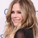 Avril Lavigne reaparece con un look cargado al negro para salir a cenar: ¿Cómo se ve?