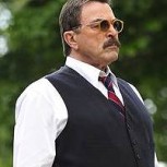 El sombrío look de Tom Selleck, captado en el rodaje de “Blue Bloods”: Mucha seriedad del actor de 76 años