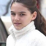 Suri Cruise es captada en Nueva York y destacan el parecido con su madre Katie Holmes en “Dawson’s Creek”