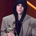Justin Bieber es captado tras ganar en los VMAs de MTV con una tenida varias tallas más grande que la suya