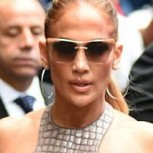 Jennifer Lopez enfrenta críticas por solitario paseo olvidando su mascarilla