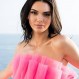 Kendall Jenner sorprende con sobria pollera floral: Modelo fue captada almorzando con famosa amiga