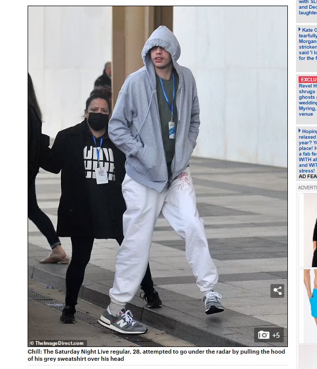 El flamante novio de Kim Kardashian salió a pasear con tenida informal y fue identificado por los paparazzis / Captura www.dailymail.co.uk