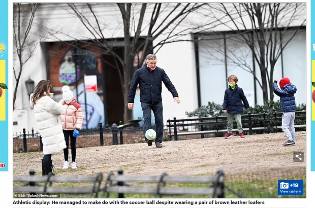Alec Baldwin salió a jugar al fútbol con algunos de sus hijos / Captura www.dailymail.co.uk