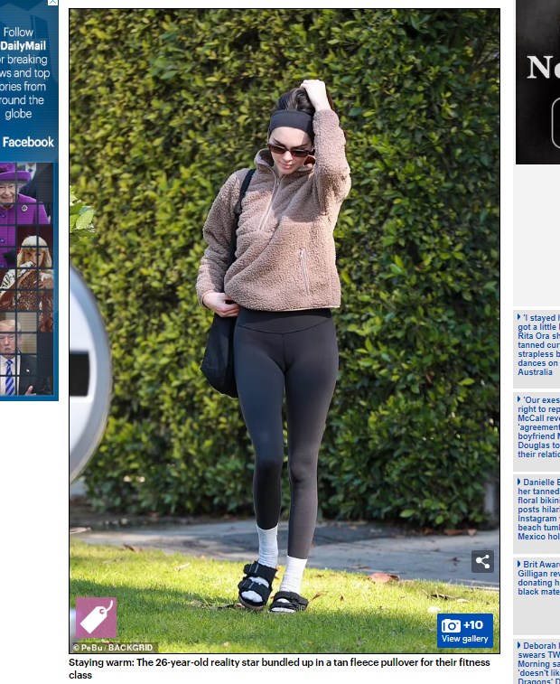 La modelo e influencer llamó la atención al llevar sandalias con medias por encima / Captura www.dailymail.co.uk