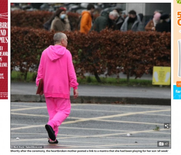 Más allá del triste episodio, la cantante llamó la atención al llevar una tenida rosada / Captura www.dailymail.co.uk