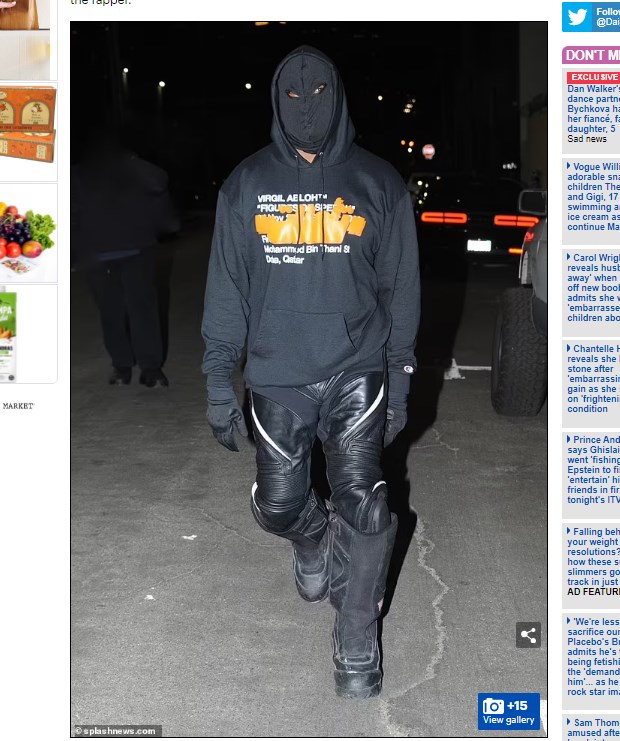 En medio de una "guerra" con Kim Kardashian, el rapero decidió salir con el rostro totalmente cubierto / Captura www.dailymail.co.uk