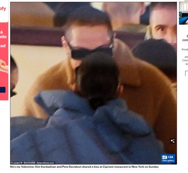 La imagen más esperada: Pete Davidson y Kim Kardashian son fotografiados dándose un beso / Captura www.dailymail.co.uk