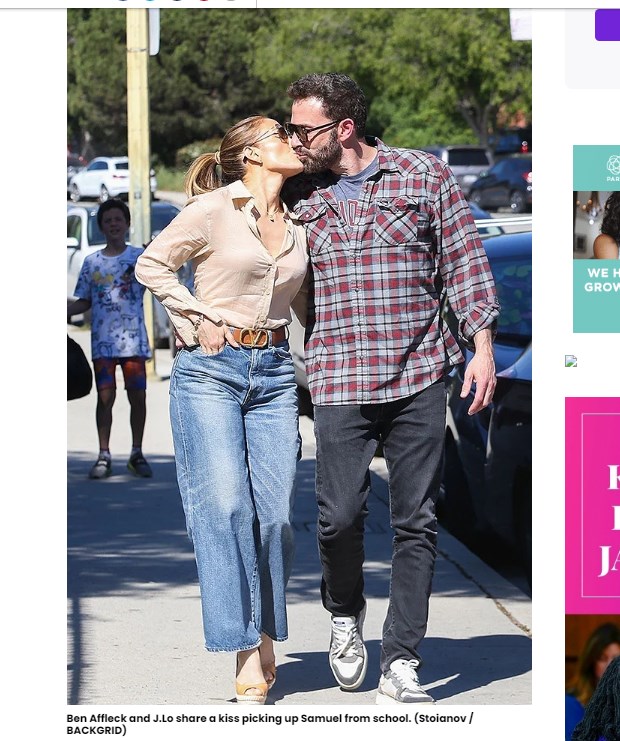 Ben Affleck y Jennifer Lopez, fotografiados dándose un beso luego de dejar a Samuel en el colegio / Captura hollywoodlife.com