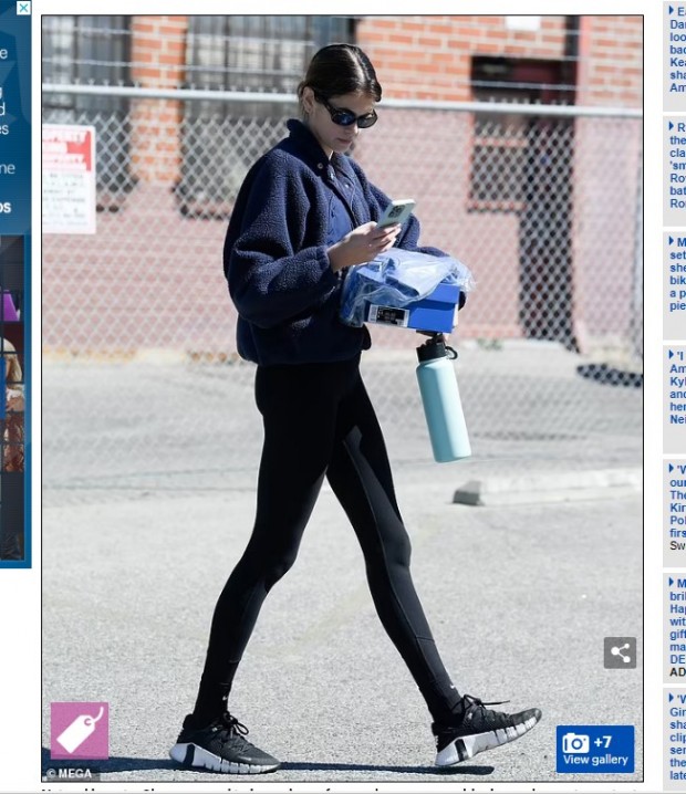 La modelo, a su vez hija de Cindy Crawford, eligió para la ocasión unos leggings negros, una campera azul y zapatillas / Captura www.dailymail.co.uk
