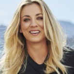 Kaley Cuoco reaparece tras fuerte revelación sobre Sharon Stone en rodaje de “The Flight Attendant”