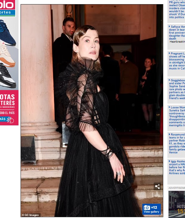 Rosamund Pike "se robó" los flashes en evento de Dior / Captura www.dailymail.co.uk