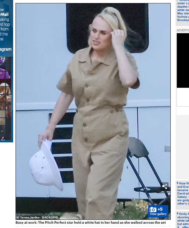 La actriz australiana de 42 años sorprendió al llevar puesto este overol / Captura www.dailymail.co.uk
