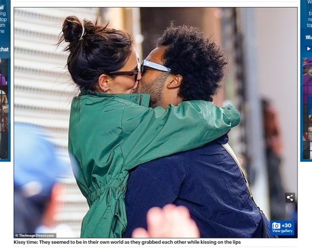 Aquí, la imagen que parece confirmar el romance entre ambos / Captura www.dailymail.co.uk