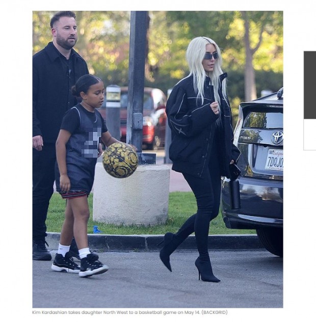 North West, hija de Kim Kardashian, lleva un exclusivo balón de básquet de la marca Versace / Captura hollywoodlife.com