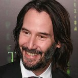 Keanu Reeves es fotografiado dando un autógrafo y respondiendo preguntas a fanático: Aplaudido gesto