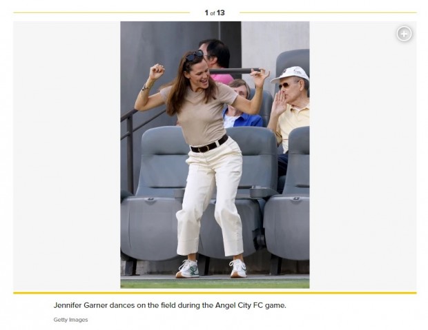 Jennifer Garner, fotografiada bailando en un partido de fútbol / Captura pagesix.com