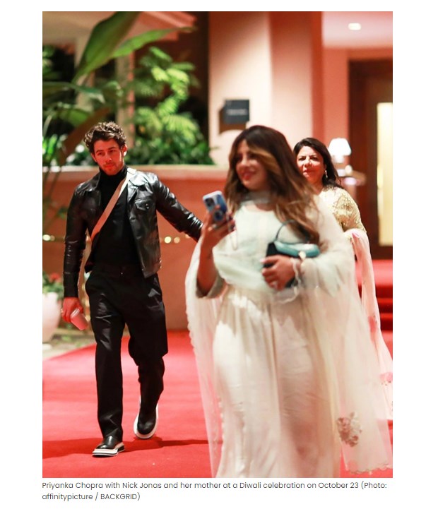 Priyanka Chopra deslumbró con este vestido para el festival "Diwali"; junto a ella estuvieron su marido y su madre / Captura hollywoodlife.com